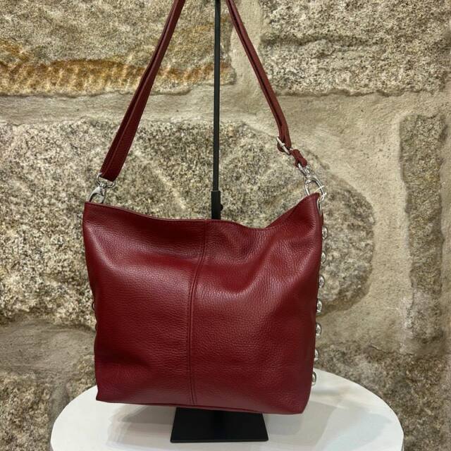 Bolso tachas piel granate