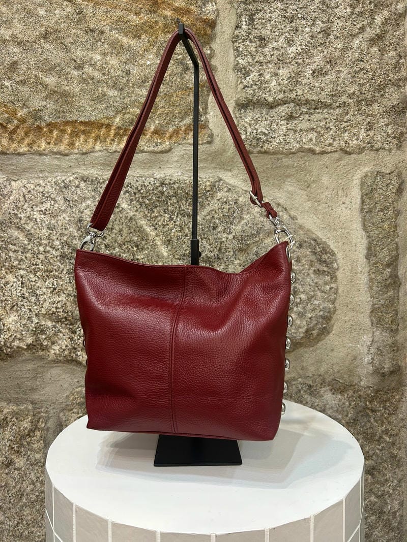 Bolso tachas piel granate