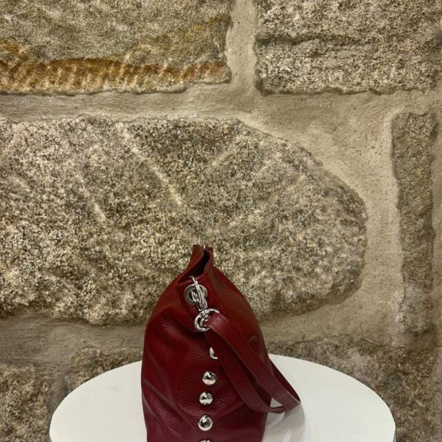 Bolso tachas piel granate