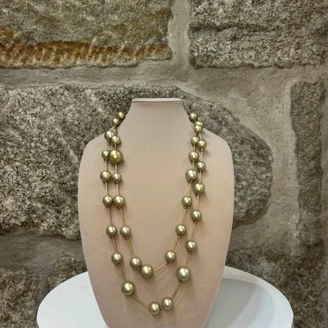 Collar de bolas dorado
