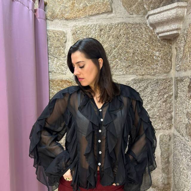 CAMISA NEGRA VOLANTES